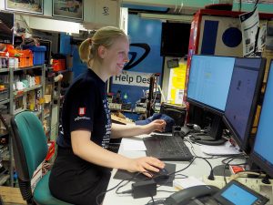 Sofia Halbach im Büro der Hawks am Rechner.