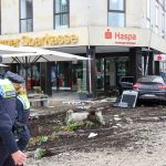 Schweigeminute für verstorbenen Hochbahn-Mitarbeiter Ein Unfallwagen steht vor einer Sparkasse in der Hamburger Innenstadt. Foto: Bodo Marks/dpa