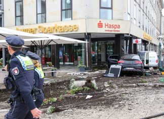 Schweigeminute für verstorbenen Hochbahn-Mitarbeiter Ein Unfallwagen steht vor einer Sparkasse in der Hamburger Innenstadt. Foto: Bodo Marks/dpa