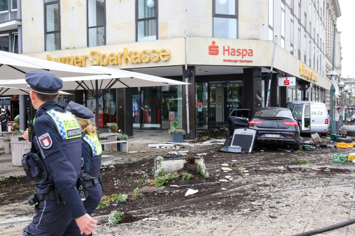 Ein Unfallwagen steht vor einer Sparkasse in der Hamburger Innenstadt. Foto: Bodo Marks/dpa