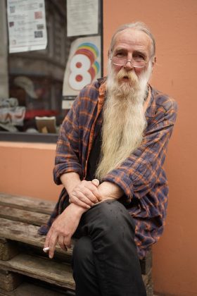 Volker sitzt vor dem Sonnenschein Café.