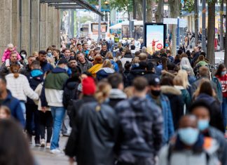 Geringes Bevölkerungswachstum kostet Hamburg Millionen Menschen laufen durch eine Einkaufsstraße