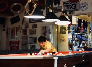 Der Hafen der Seeleute Philippinischer Seemann beim Billardspiel.