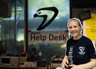 „Notfalls schreie ich – dann geht’s!“ Hawks Racing Logo an der Werkstattwand, im Vordergrund ein Bild von Sofia Halbach.