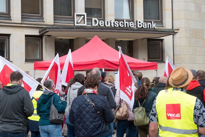 Streikende Menschen vor der Deutschen Bank