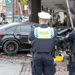Ermittlungen nach tödlichem Unfall am Jungfernstieg Verkehrsunfall am Jungfernstieg: Polizisten stehen an einem demolierten Auto vor einer Sparkasse in der Hamburger Innenstadt. Ein Auto ist in Hamburg in eine Sparkasse gefahren, es gab mehrere Verletzte.