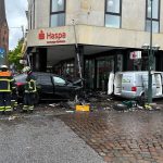 Auto fährt in Sparkasse – Verletzte