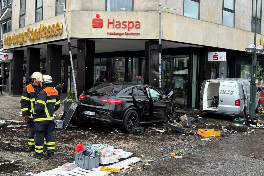 Auto fährt in HASPAFIliale am Jungfernstieg
