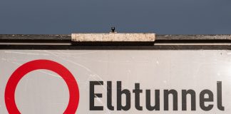 Ein Verkehrsschild mit der Aufschrift Elbtunnel. Foto: Daniel Bockwoldt