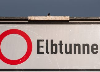 Elbtunnel in Richtung Norden wieder geöffnet Ein Verkehrsschild mit der Aufschrift Elbtunnel. Foto: Daniel Bockwoldt