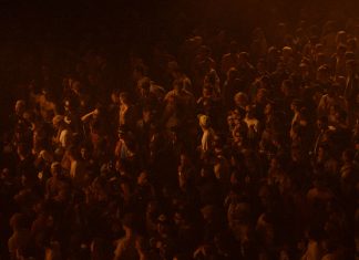 “Dance, Dance, Revolution”: Subkultur in Zeiten des Krieges Tanzende Menschen auf einem Rave. Foto: Roman Khimei und Yarema Malashchuk