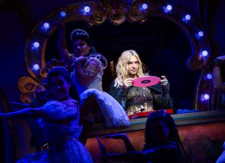 Bill Kaulitz zu Gast bei Musical „&Julia” Bill Kaulitz spielt mit den Original-Darstellern eine Szene aus dem Musical «& Julia» im Stage Operettenhaus.