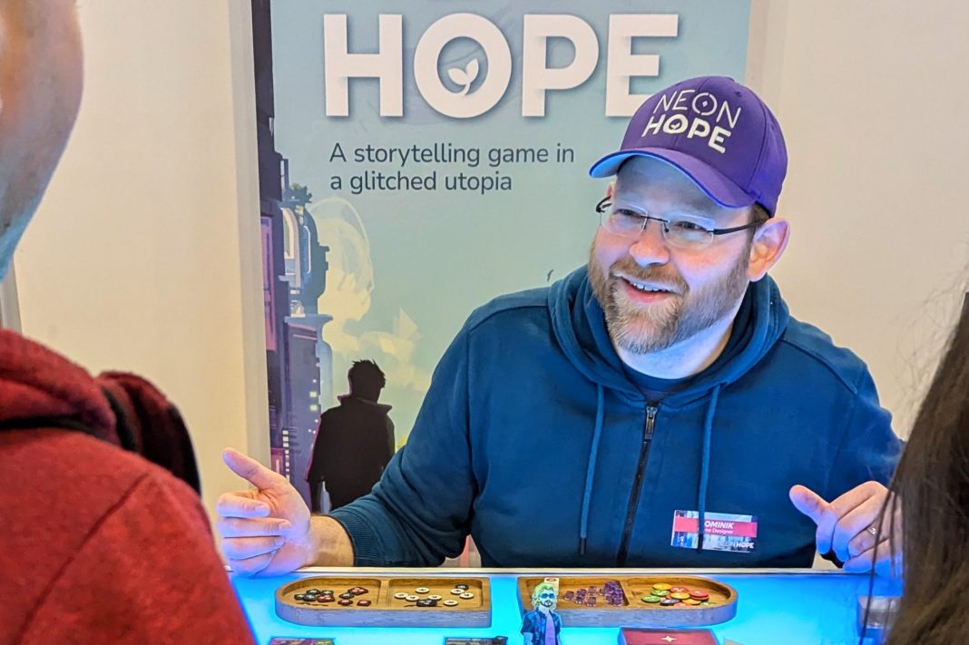 Spieleentwickler Dominik Schönleben erklärt sein Spiel Neon Hope. Foto: Torben Ratzlaff