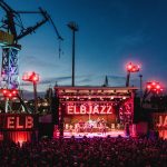 Elbjazz Festival 2025 abgesagt Beleuchtete Bühne des Elbjazz Festivals vor der Hamburger Hafenkulisse.