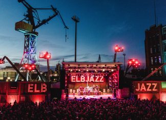 Elbjazz Festival 2025 abgesagt Beleuchtete Bühne des Elbjazz Festivals vor der Hamburger Hafenkulisse.