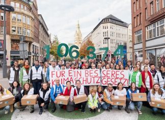 Über 100.000 Unterschriften für ein strengeres Klimaschutzgesetz Die Unterstützer*innen der Initiative übergeben die gesammelten Unterschriften. Foto: Hamburger Zukunftsentscheid