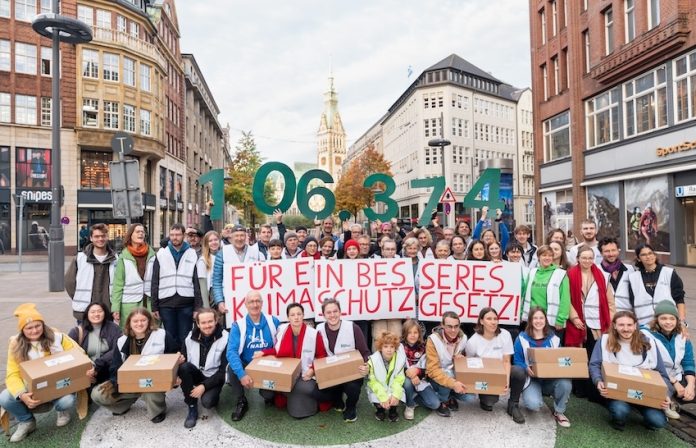 Die Unterstützer*innen der Initiative übergeben die gesammelten Unterschriften. Foto: Hamburger Zukunftsentscheid