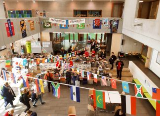 „Brett Hamburg“: Spielen, testen und gewinnen! Sicht auf die Brettspielveranstaltung Brett Hamburg von oben.