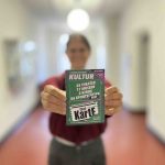 Kultur und Sport for free: Freikarte für Studis wieder da Eine Studentin hält die Freikarte für Studis in die Kamera und freut sich.