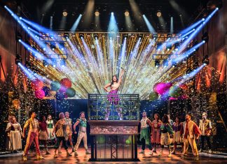 Musical „& Julia”: „Romeo kann ruhig sterben, das passt” Der Cast vom Musical & Julia in Hamburg auf der Bühne.