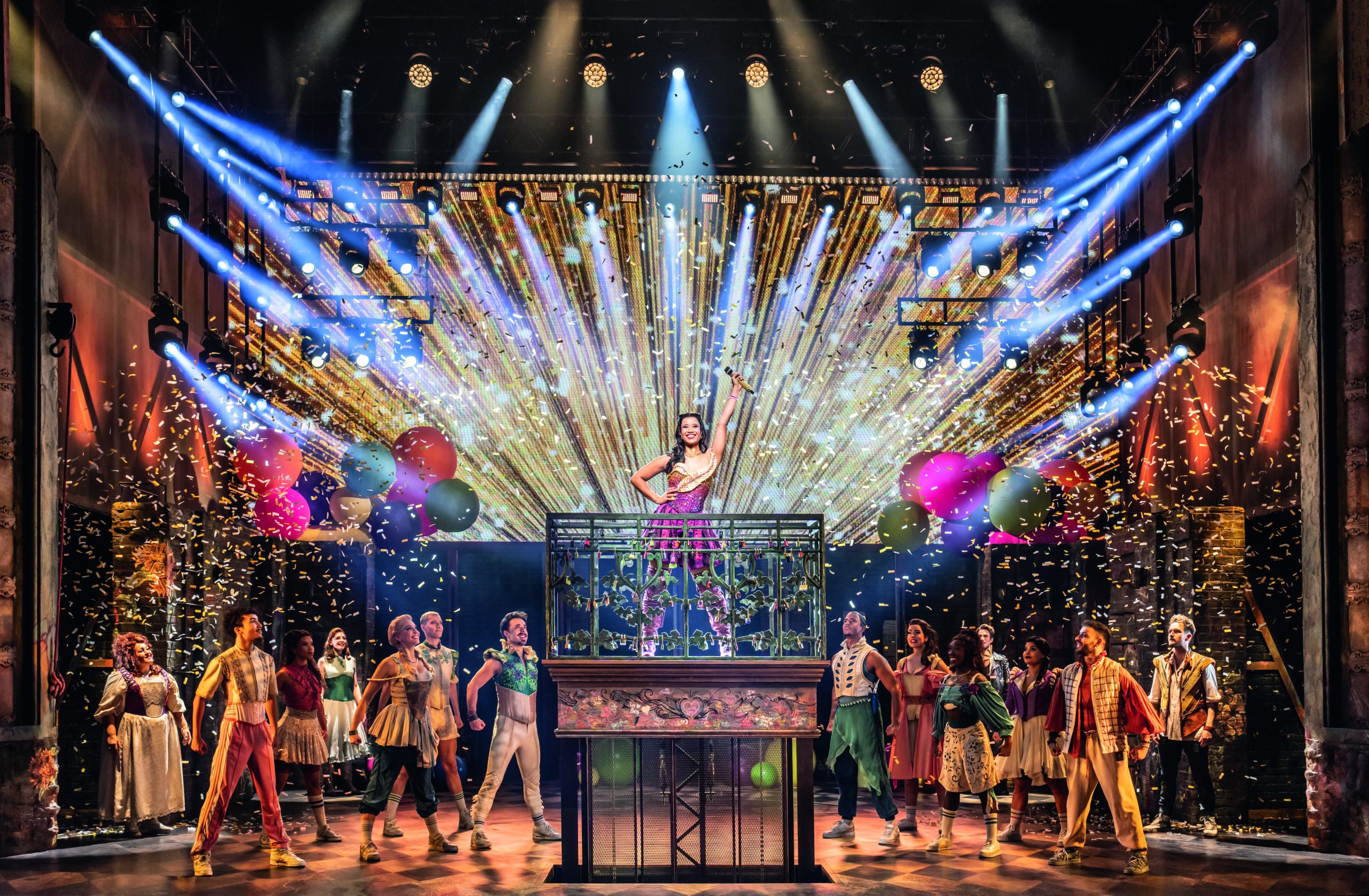 Der Cast vom Musical & Julia in Hamburg auf der Bühne.