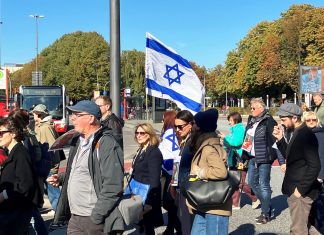 Jahrestag des Hamas-Überfalls: Landesinstitut wollte Gedenkfeiern an Schulen verhindern Am Sonntag demonstrierten in Hamburg Menschen für die Freilassung der Geiseln durch die Hamas. Foto: Markus Klemm/dpa