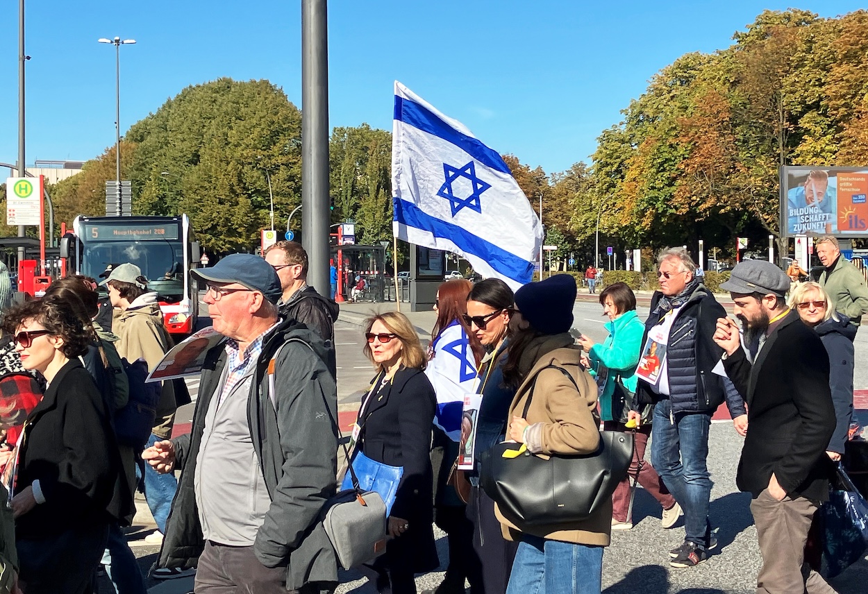 Am Sonntag demonstrierten in Hamburg Menschen für die Freilassung der Geiseln durch die Hamas. Foto: Markus Klemm/dpa
