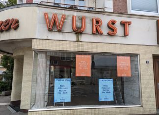 Wie sich der Einzelhandel in Eimsbüttel verändert Die Ladenfront einer ehemaligen Fleischerei in Eimsbüttel. In den Fenstern hängen Plakate für ein Yogastudio, das mittlerweile seinen Platz eingenommen hat.