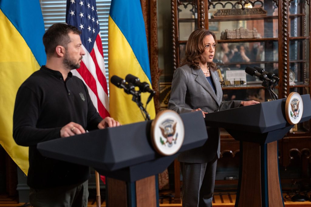 US-Vizepräsidentin Kamala Harris steht neben Wolodymyr Selenskyj, dem Präsidenten der Ukraine.