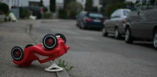 Bobbycar umgedreht an der Straße liegend