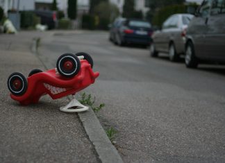 Die gefährlichsten Straßen Hamburgs Bobbycar umgedreht an der Straße liegend