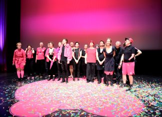Hamburg International Queer Film Festival startet Eine Gruppe pink schwarz angezogener Menschen auf einer Kinobühne beim Hamburg International Queer Film Festival.