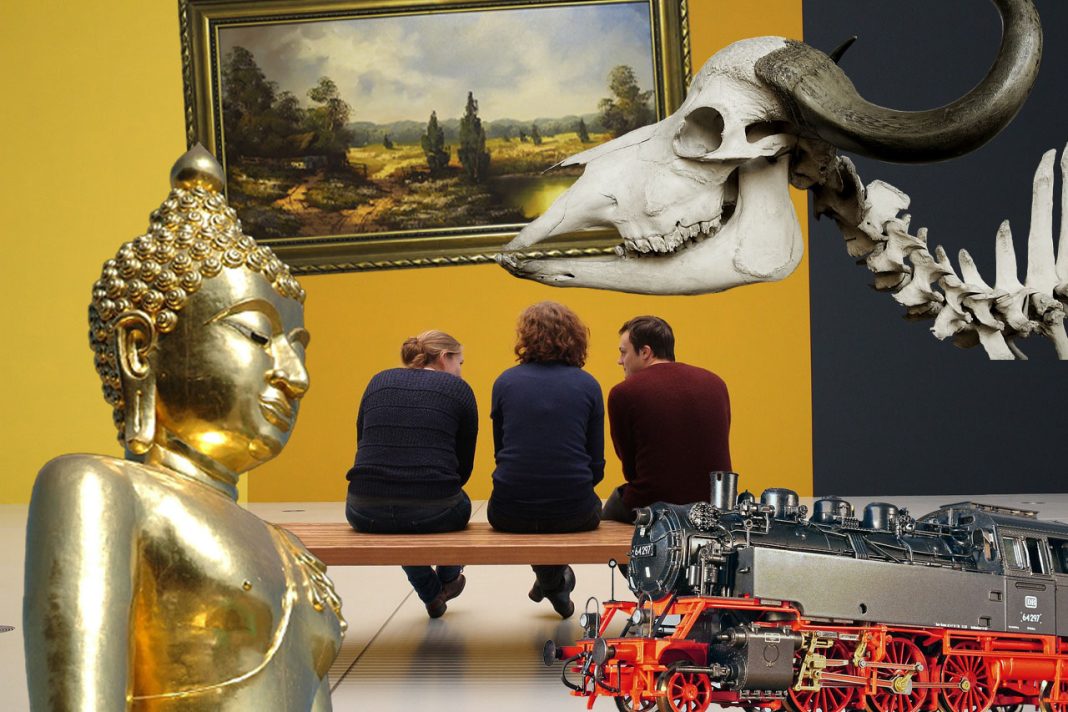 Fotomontage mit Besuchern im Museum mit Kunst, Skelett, Dampflok und Buddha.