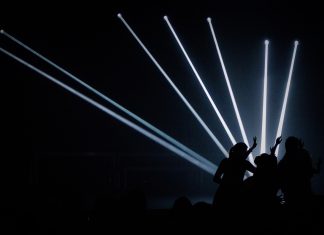 Waagenbau kehrt an neuem Standort zurück Tanzende Menschen im Discolicht. Foto: pixabay, JanBrzezinski.