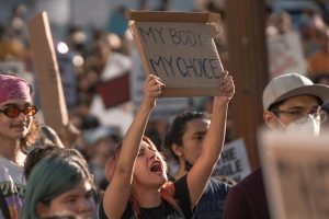 Frau hält Schild hoch mit der Aufschrift "My body my choice"