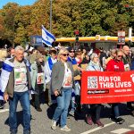 Ein Jahr nach Hamas-Angriff: Jüdische Gemeinde Hamburg gedenkt der Opfer Hamas Angriff: Hunderte Menschen demonstrieren anlässlich des ersten Jahrestages des Überfalls der Hamas auf Israel mit einem Banner mit der Aufschrift «Run for their lives» für die Freilassung der von der Hamas in Gaza festgehaltenen Geiseln. Foto: Markus Klemm/dpa +++ dpa-Bildfunk +++