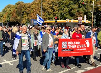 Ein Jahr nach Hamas-Angriff: Jüdische Gemeinde Hamburg gedenkt der Opfer Hamas Angriff: Hunderte Menschen demonstrieren anlässlich des ersten Jahrestages des Überfalls der Hamas auf Israel mit einem Banner mit der Aufschrift «Run for their lives» für die Freilassung der von der Hamas in Gaza festgehaltenen Geiseln. Foto: Markus Klemm/dpa +++ dpa-Bildfunk +++