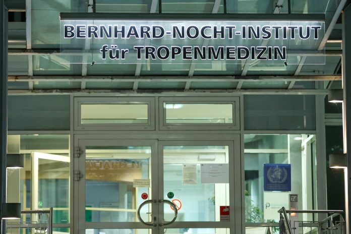 Das Bernhard-Nocht-Institut für Tropenmedizin in Hamburg forscht mit an der Entwicklung zu Impfstoffen gegen das Marburg-Virus. Foto: Bodo Marks/dpa