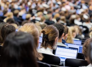 Hamburg auf Platz eins bei Teilzeitstudierenden Studierende sitzen in einem Hörsaal.