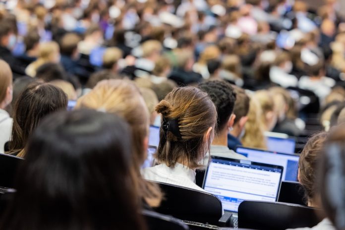 Studierende sitzen in einem Hörsaal.