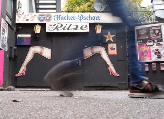 Kiez-Kult: 50 Jahre „Zur Ritze“ auf St. Pauli Eingangstür der Kneipe "Zur Ritze" mit zwei gespreizten Frauenbeinen.