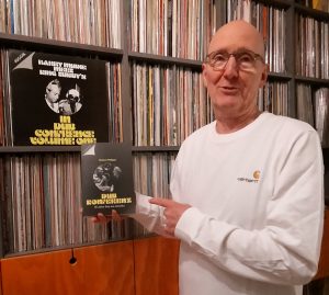 Helmut Philipps mit seinem Buch "Dub Konferenz: 50 Jahre Dub aus Jamaika". Foto: