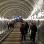 Alter Elbtunnel bis Dezember gesperrt Passanten gehen durch den Alten Elbtunnel in Hamburg