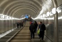 Alter Elbtunnel bis Dezember gesperrt Passanten gehen durch den Alten Elbtunnel in Hamburg
