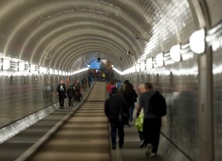 Alter Elbtunnel bis Dezember gesperrt Passanten gehen durch den Alten Elbtunnel in Hamburg