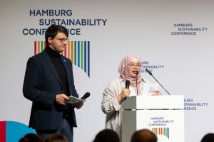 Areej Alsayed bei einem Panel der Hamburg Sustainability Conference. Sie redet über Klimawandel und Jugend. Foto: Hamburg Sustainability Conference