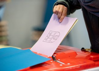 Umfrage: Mehrheit für SPD und Grüne Eine Frau wirft bei der Bürgerschaftswahl 2020 ihre Stimmzettel für die in die Wahlurne.