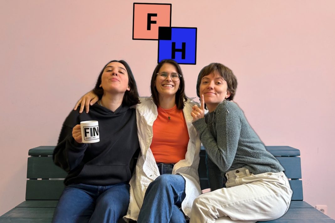 Die Frag.Helen-Crew: Mirjam Hutten (links), Helen Kemmler (mitte) und Jana Rogmann (rechts) sitzen auf einer Bank. Das Frag.Helen-Logo schwebt über ihnen. Foto: Annika Eifert.