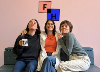 Frag.Helen: Das neue Wissenschaftsformat Die Frag.Helen-Crew: Mirjam Hutten (links), Helen Kemmler (mitte) und Jana Rogmann (rechts) sitzen auf einer Bank. Das Frag.Helen-Logo schwebt über ihnen. Foto: Annika Eifert.