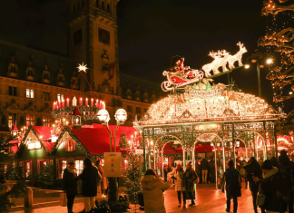 Weihnachtsmarkt am Hamburger Rathaus geöffnet Blick auf den Weihnachtsmarkt am Hamburger Rathaus.